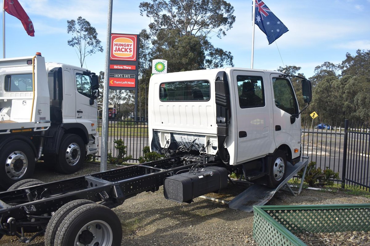 2025 Hino 300 Series 616 Crew image 5