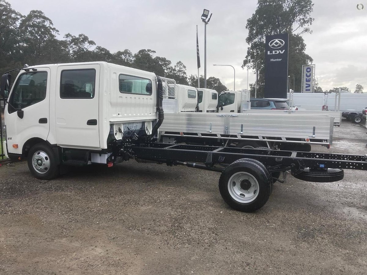 2025 Hino 300 Series 616 Crew image 3