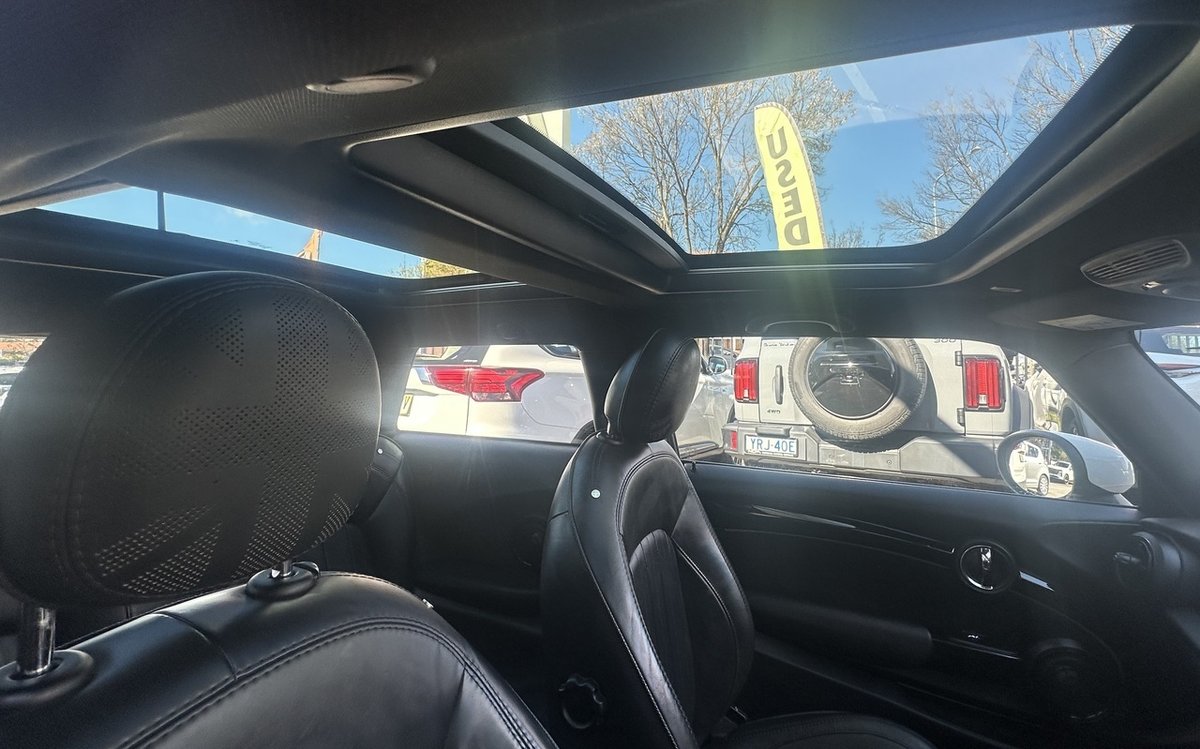 2021 MINI Hatch Cooper SE MINI Yours F56 LCI-2 image 19