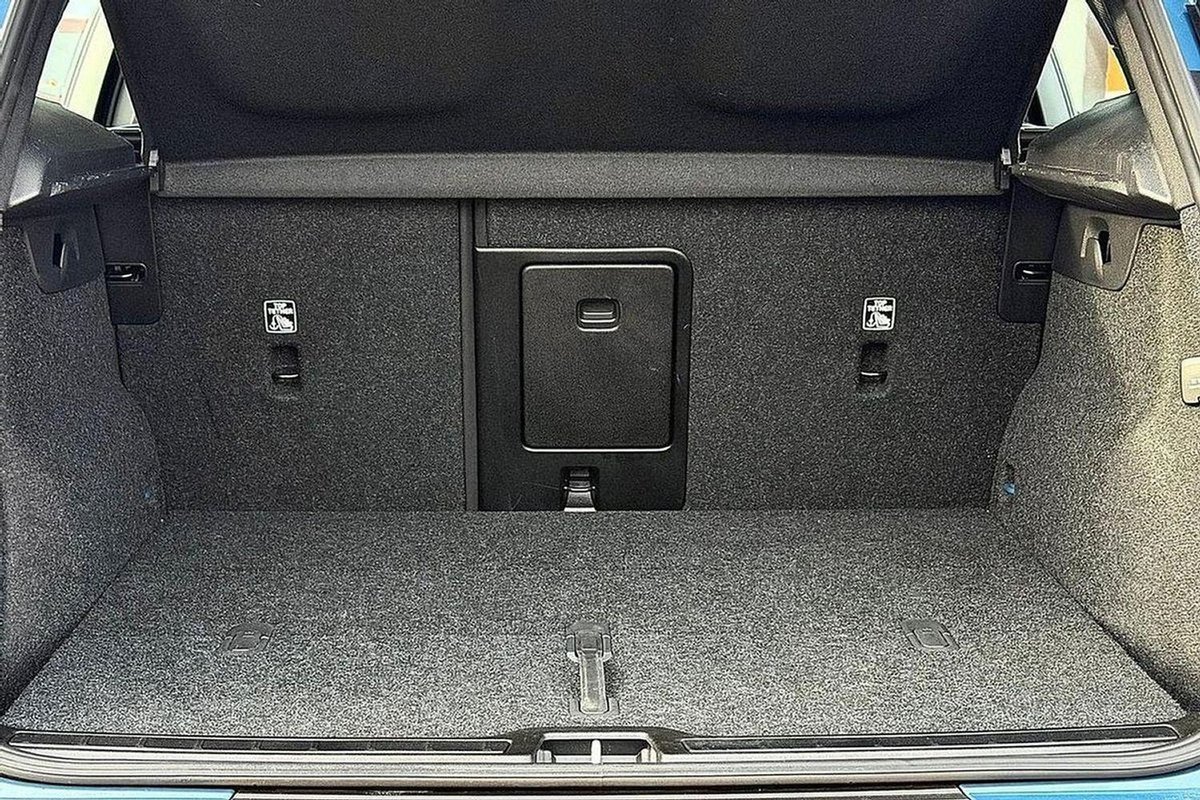 2023 Volvo XC40 Ultimate B5 Dark MY23 AWD image 8