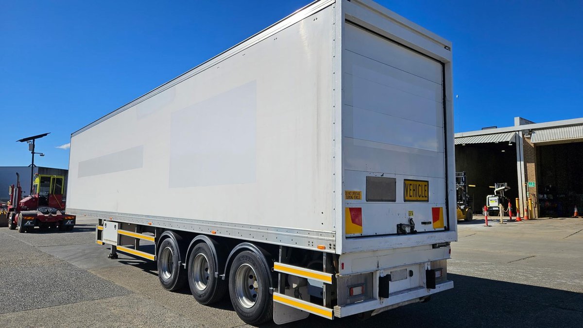 2015 Maxitrans 22P Freezer Van image 17