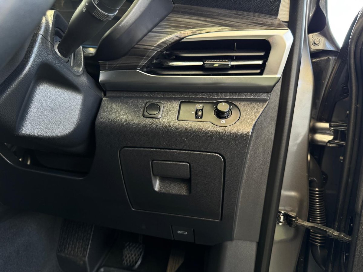2022 LDV D90 Executive SV9A image 31