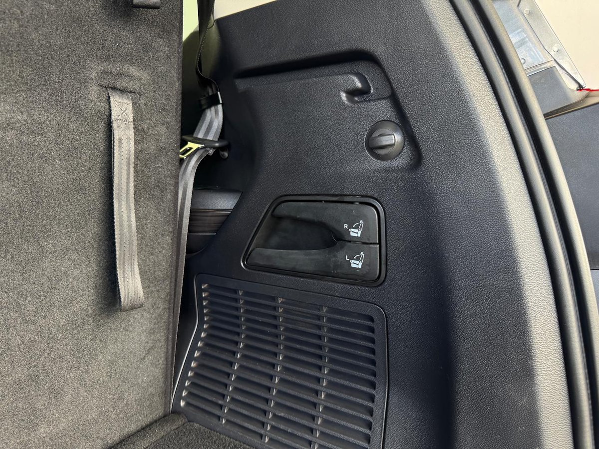 2022 LDV D90 Executive SV9A image 44