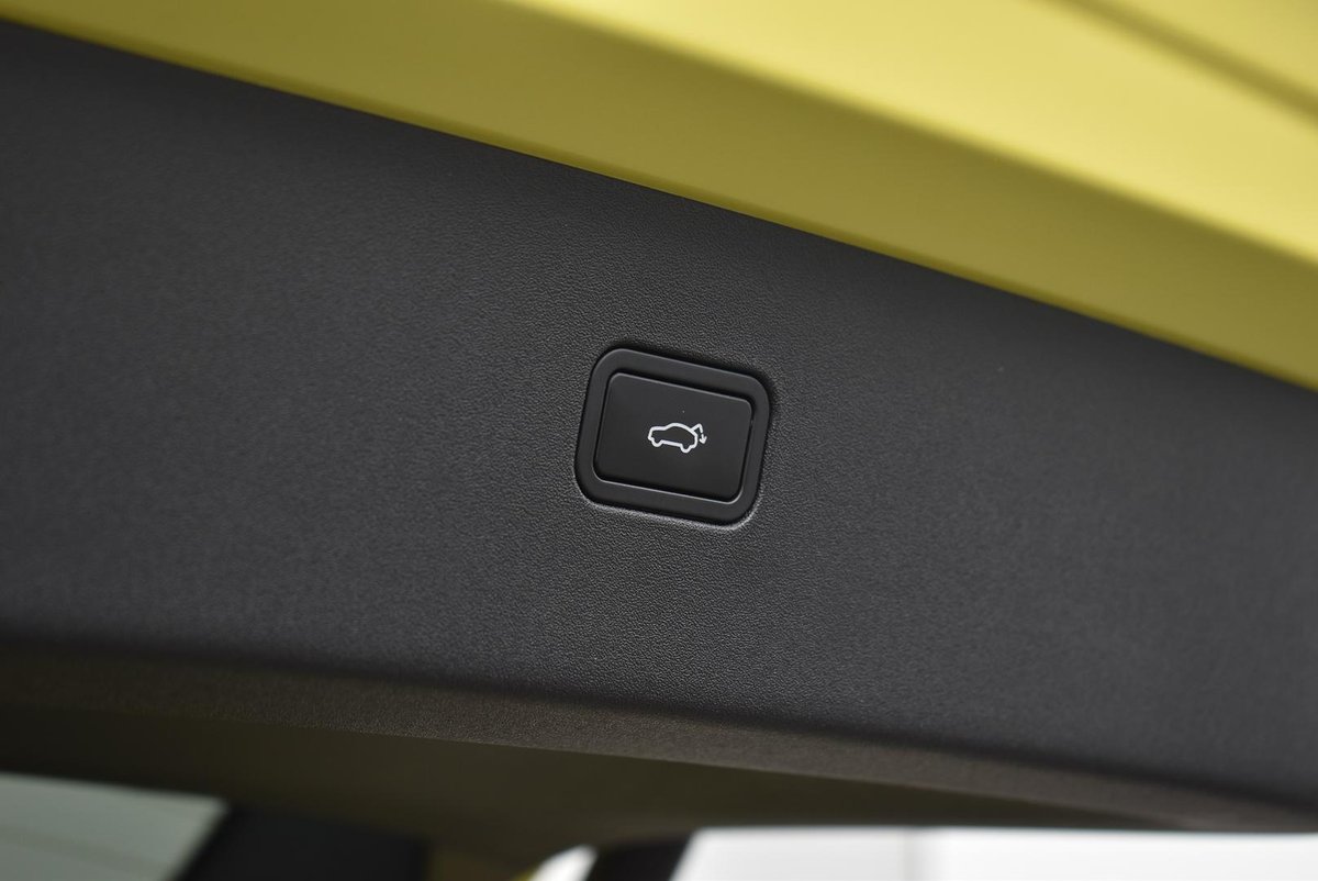 2023 Volvo EX30 Single Motor Extended Range Ultra MY24 image 14