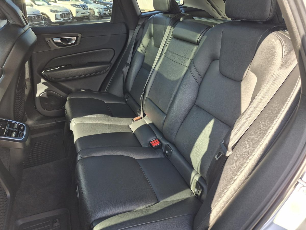 2020 Volvo XC60 D4 Momentum MY21 AWD image 9
