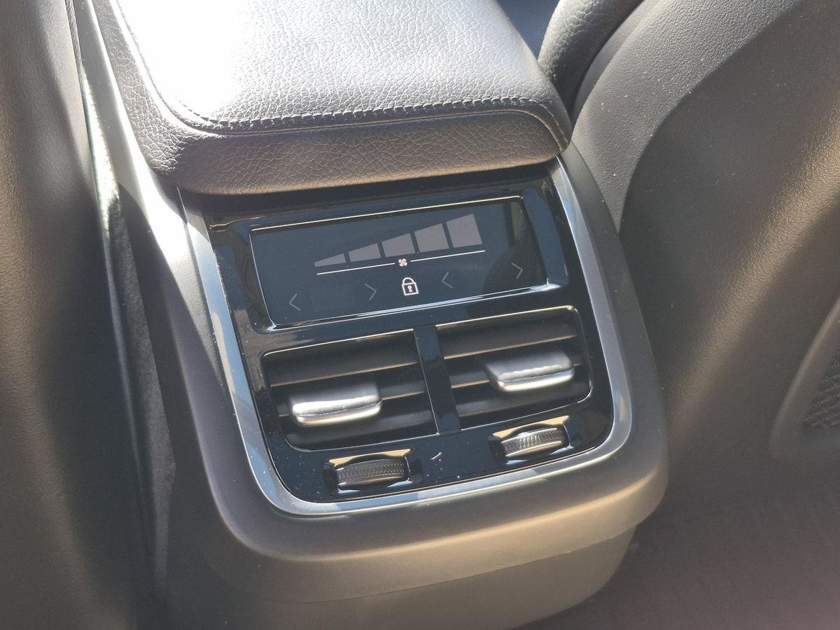 2020 Volvo XC60 D4 Momentum MY21 AWD image 7
