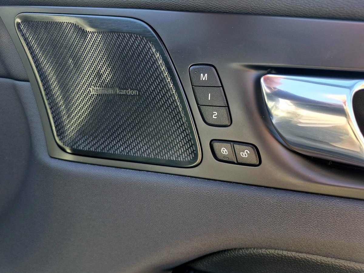 2020 Volvo XC60 D4 Momentum MY21 AWD image 14