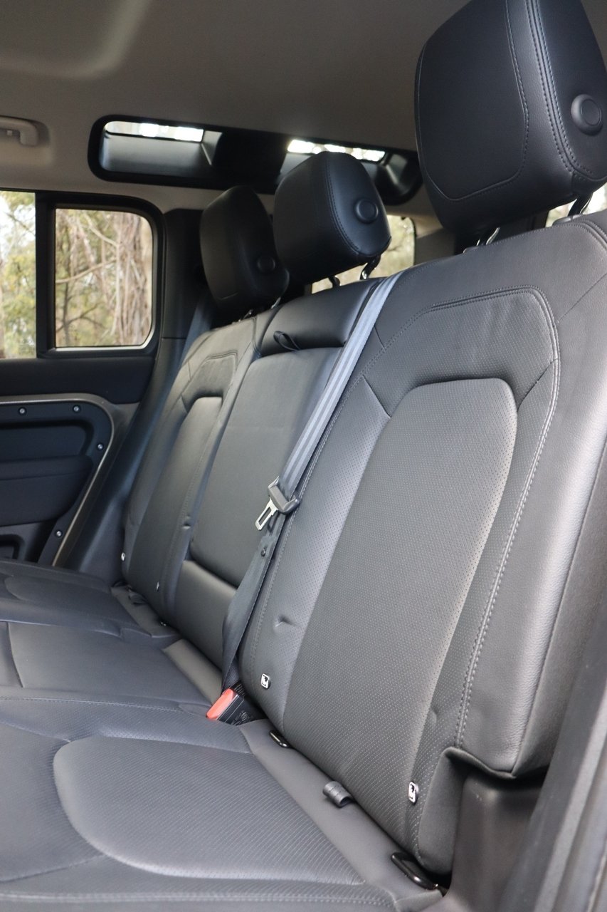2022 Land Rover Defender 130 D300 SE L663 MY23.5 AWD image 22