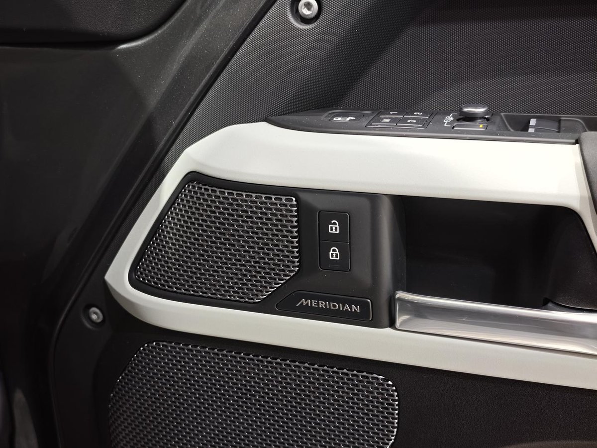 2022 Land Rover Defender 110 D300 SE L663 MY23.5 AWD image 22