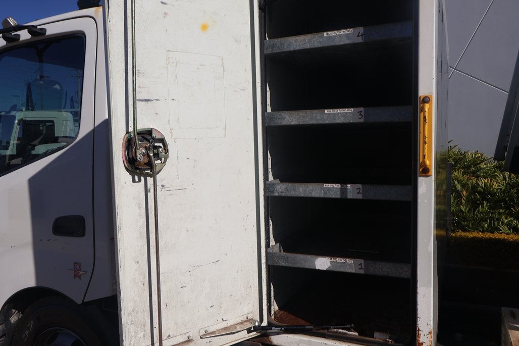 2015 HINO 300 917 image 14