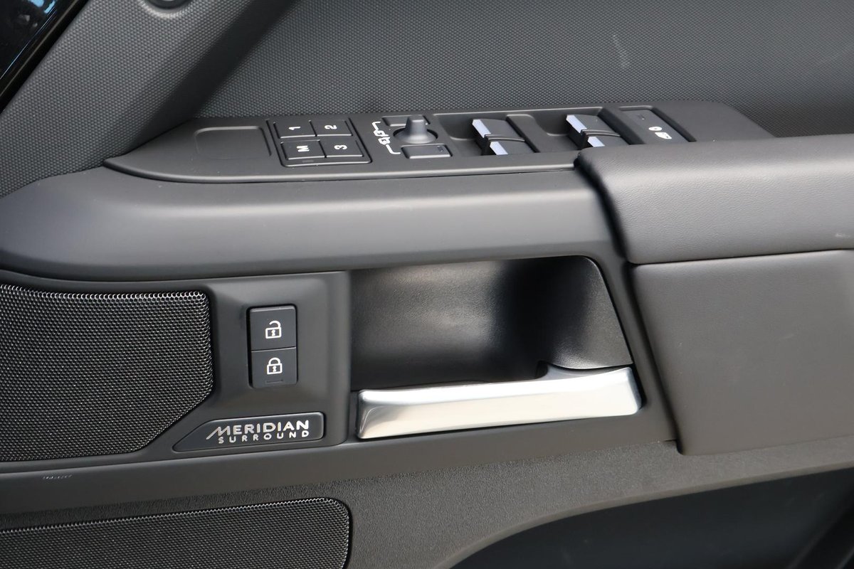 2025 Land Rover Defender 110 D350 X-Dynamic HSE L663 MY26 AWD image 20