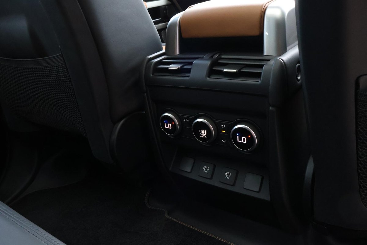 2024 Land Rover Defender 130 D300 X-Dynamic SE L663 MY24 AWD image 18