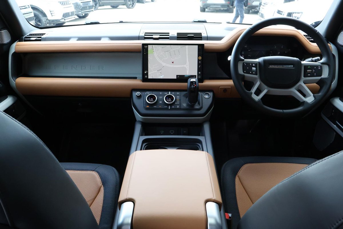 2024 Land Rover Defender 130 D300 X-Dynamic SE L663 MY24 AWD image 9