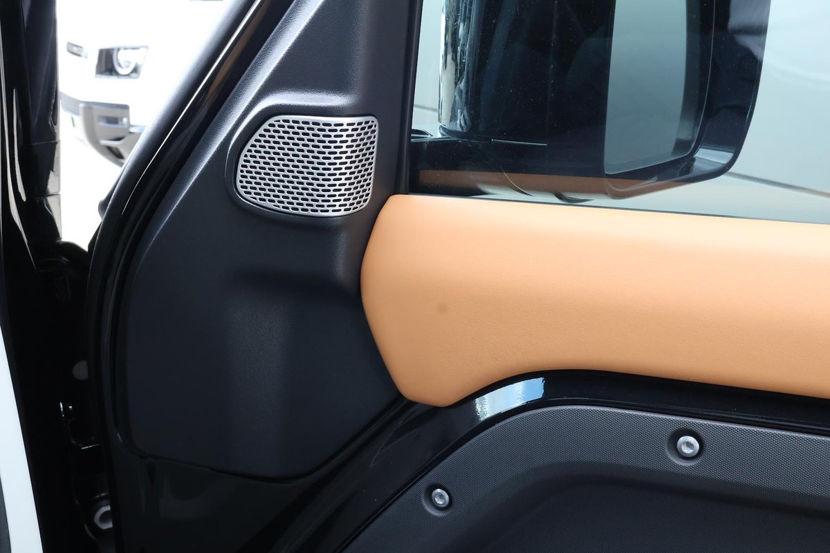 2024 Land Rover Defender 130 D300 X-Dynamic SE L663 MY24 AWD image 25