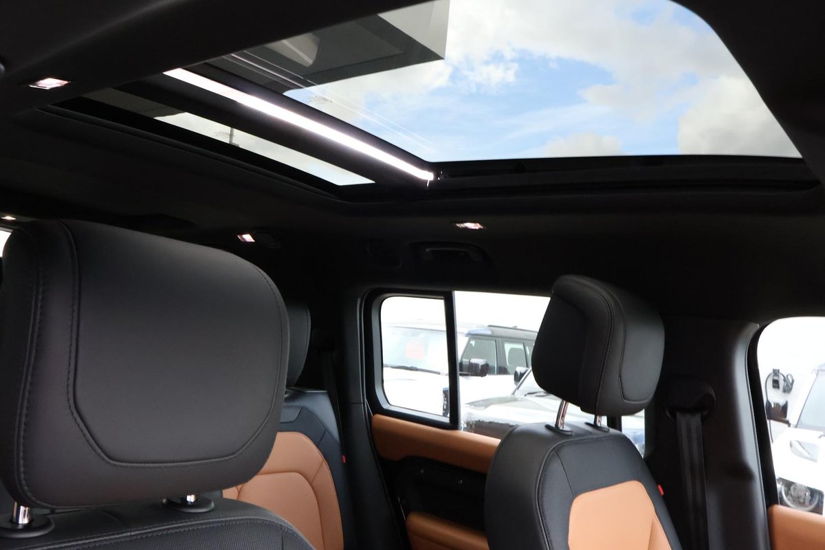 2024 Land Rover Defender 130 D300 X-Dynamic SE L663 MY24 AWD image 24