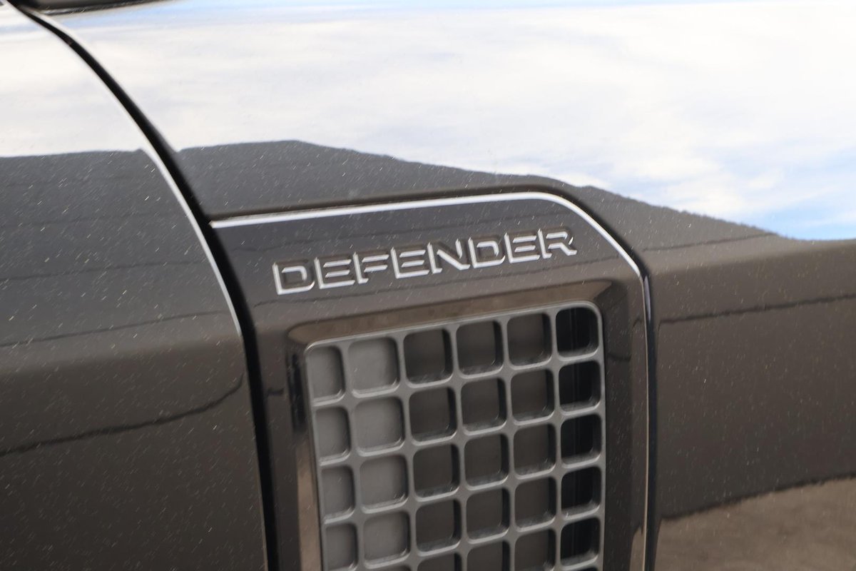2024 Land Rover Defender 130 D300 X-Dynamic SE L663 MY24 AWD image 21
