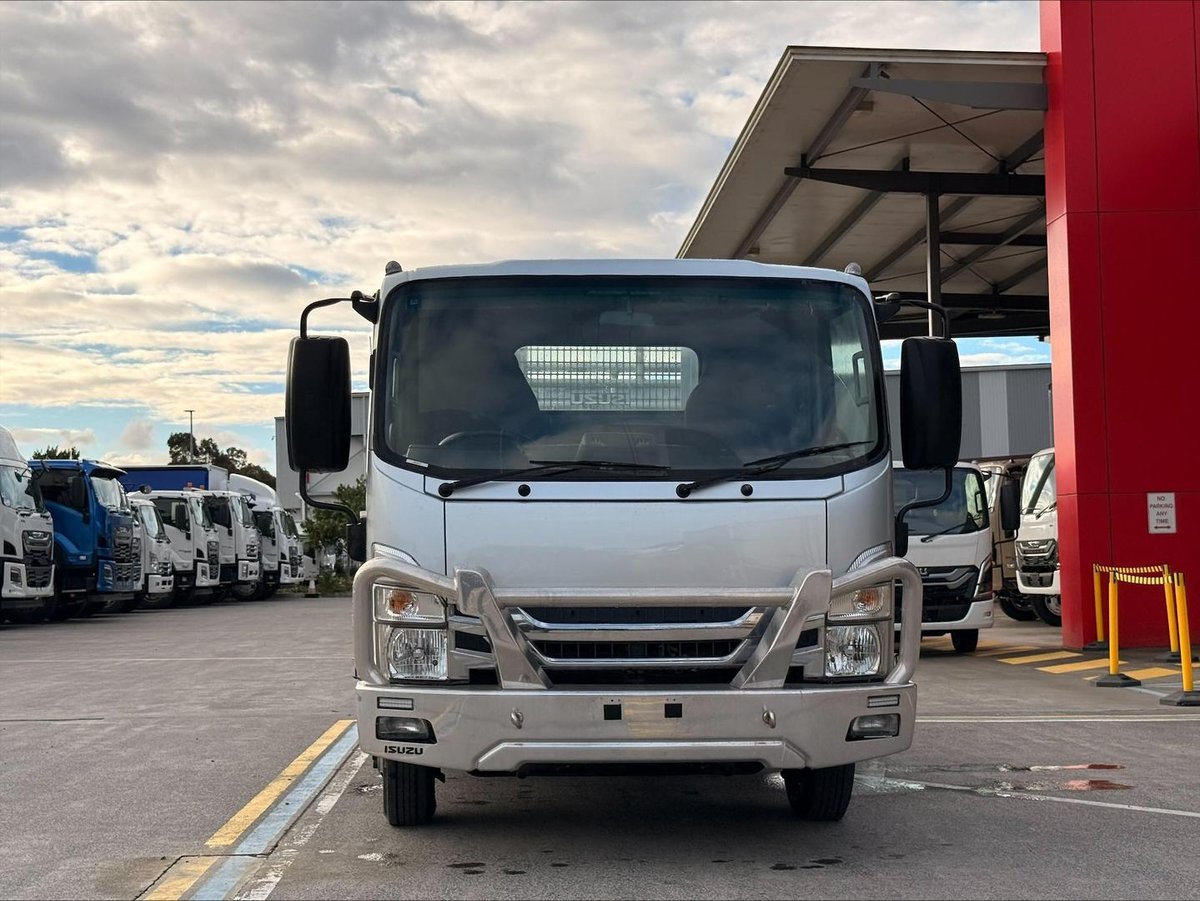 2022 Isuzu N Series NPR 45/55-155 AMT SWB TRADEPACK image 2