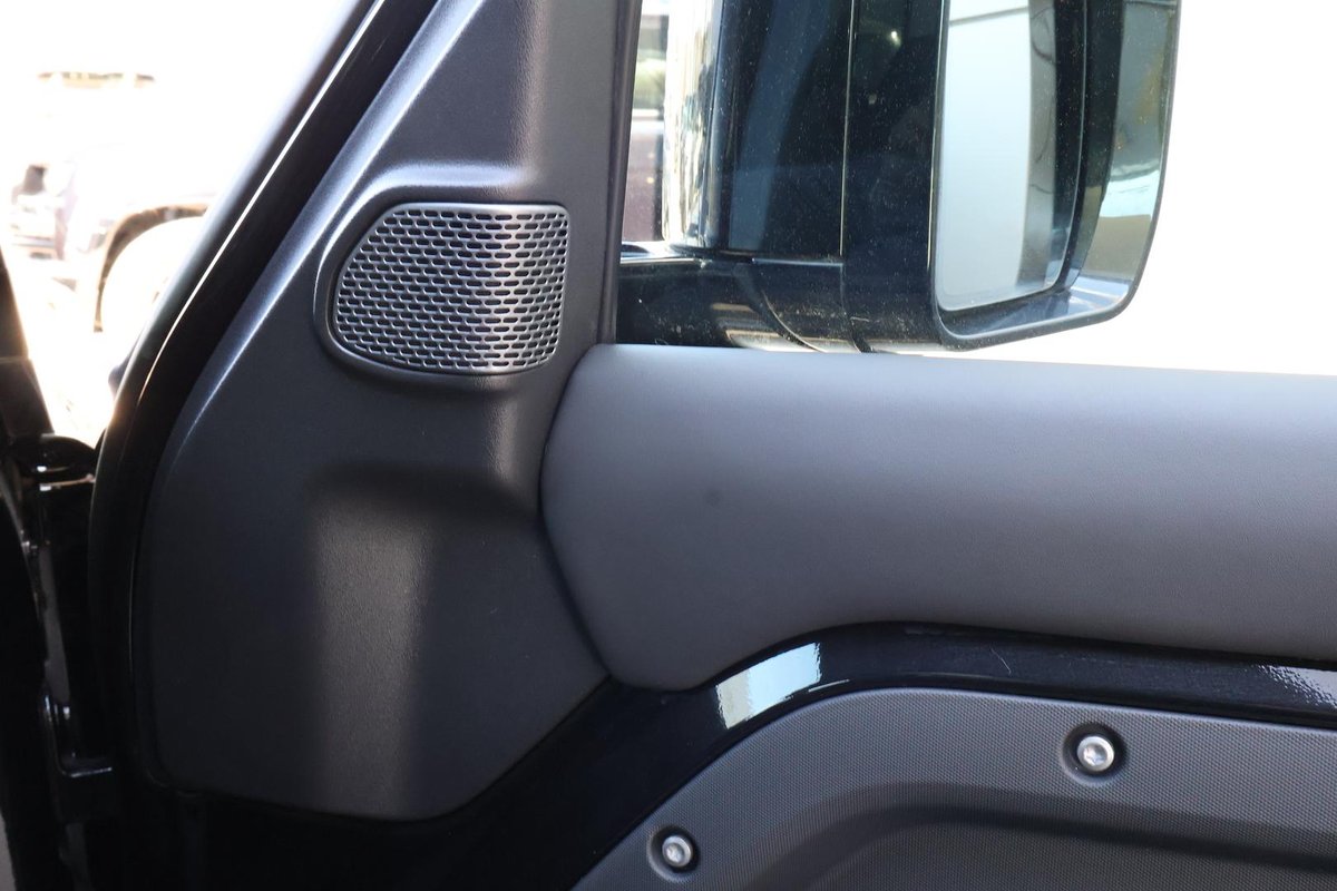 2022 Land Rover Defender 110 P525 V8 L663 MY23.5 AWD image 26