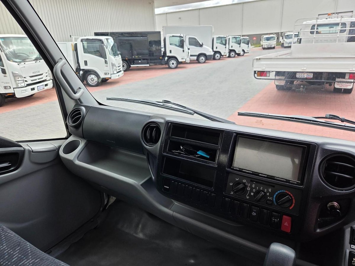 2015 Hino 616 - 300 Series Car License Van And Lift image 16