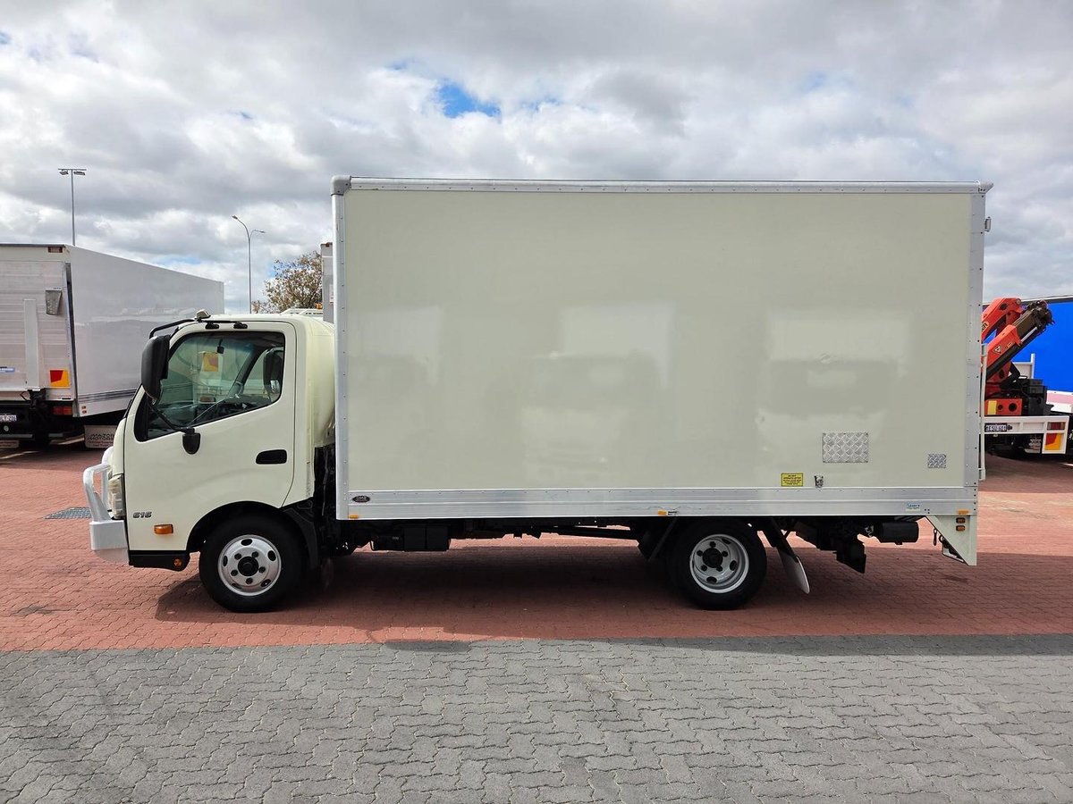 2015 Hino 616 - 300 Series Car License Van And Lift image 6