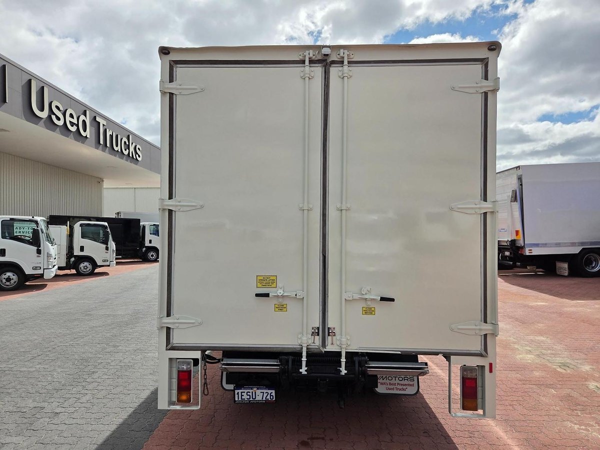 2015 Hino 616 - 300 Series Car License Van And Lift image 7