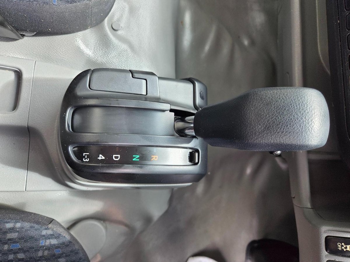 2015 Hino 616 - 300 Series Car License Van And Lift image 18