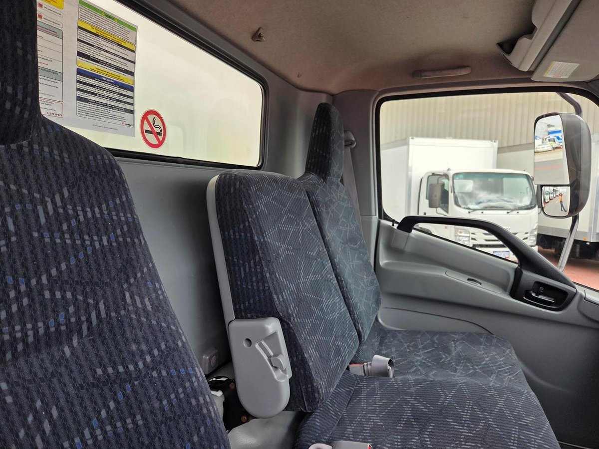 2015 Hino 616 - 300 Series Car License Van And Lift image 13