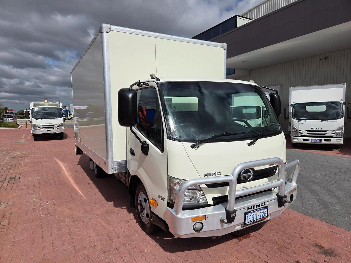 2015 Hino 616 - 300 Series Car License Van And Lift image 19