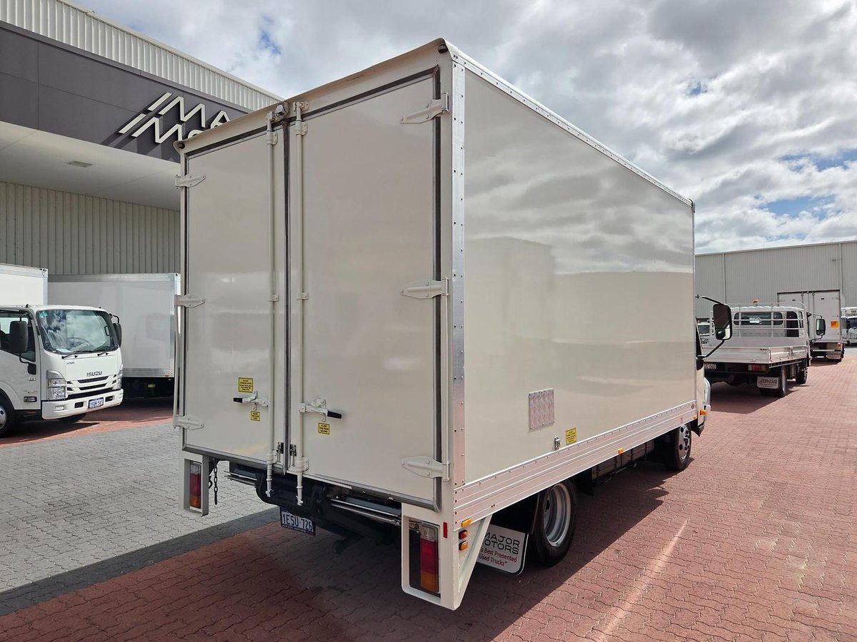 2015 Hino 616 - 300 Series Car License Van And Lift image 20