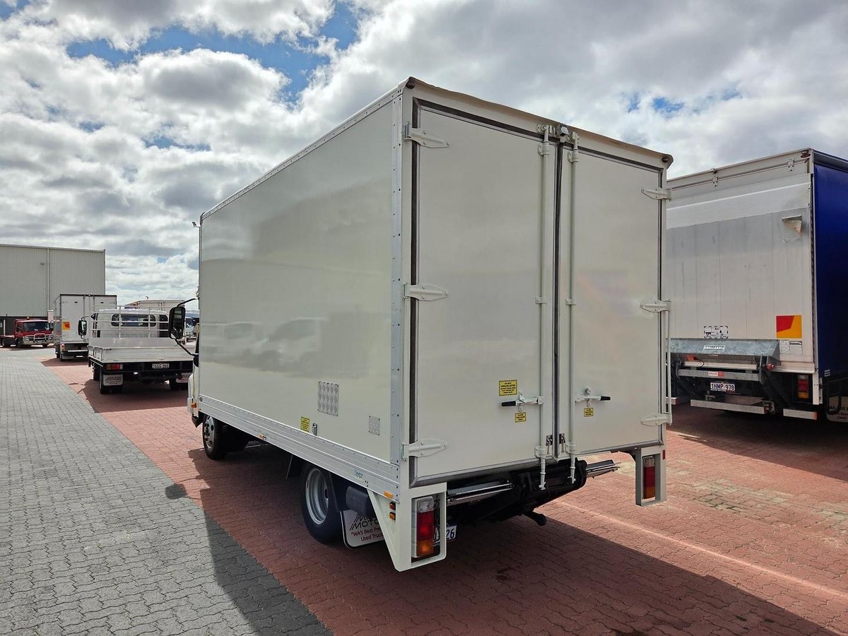 2015 Hino 616 - 300 Series Car License Van And Lift image 12