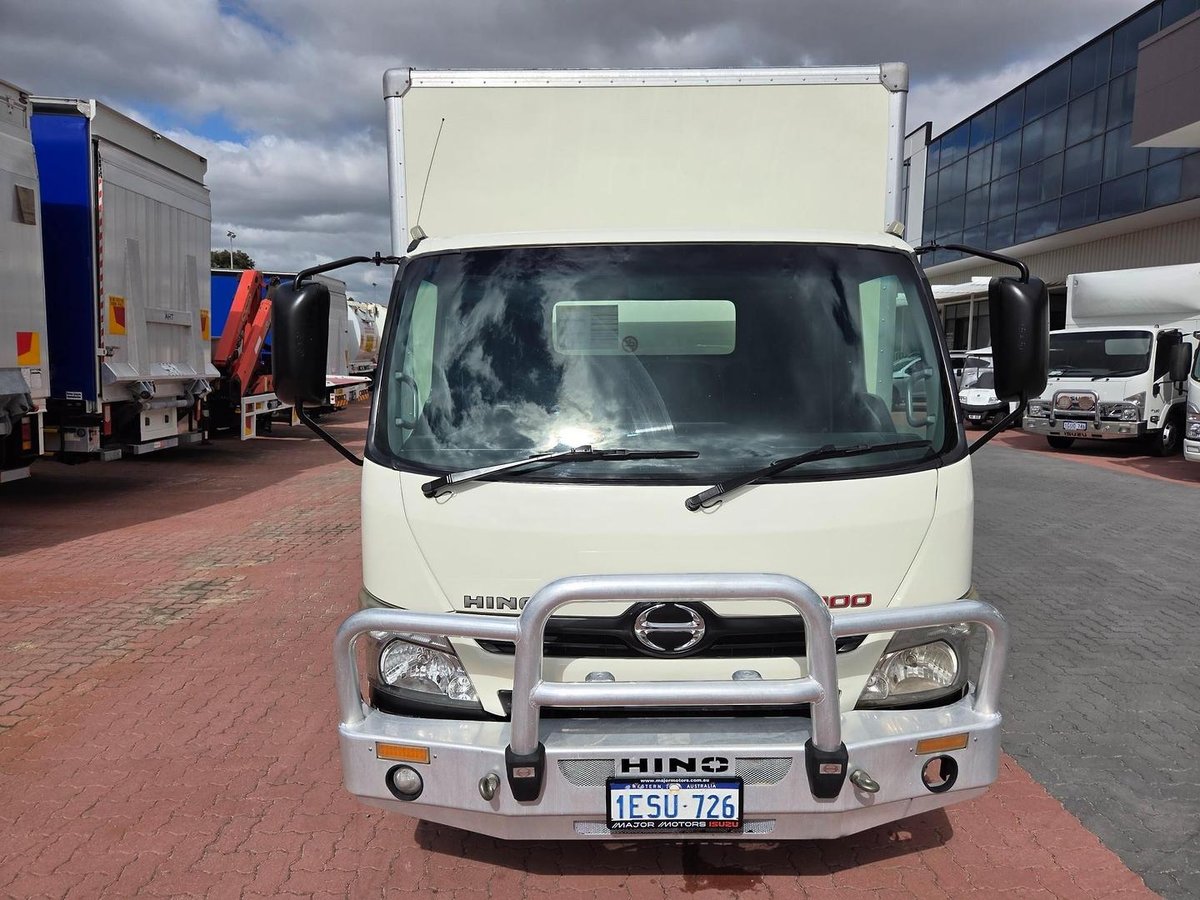 2015 Hino 616 - 300 Series Car License Van And Lift image 8