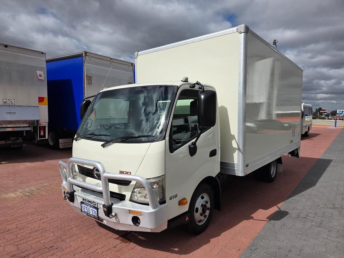 2015 Hino 616 - 300 Series Car License Van And Lift image 9