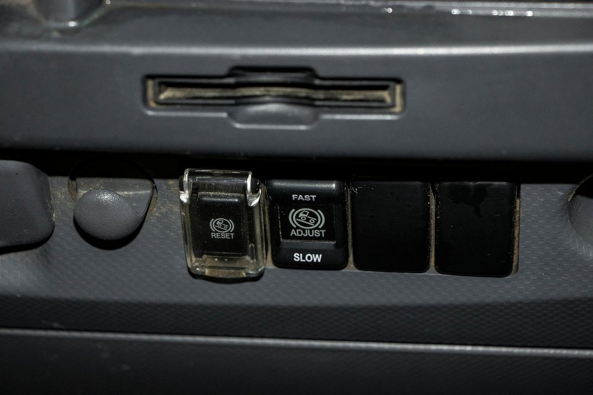 2013 Isuzu N Series NNR 200 image 10