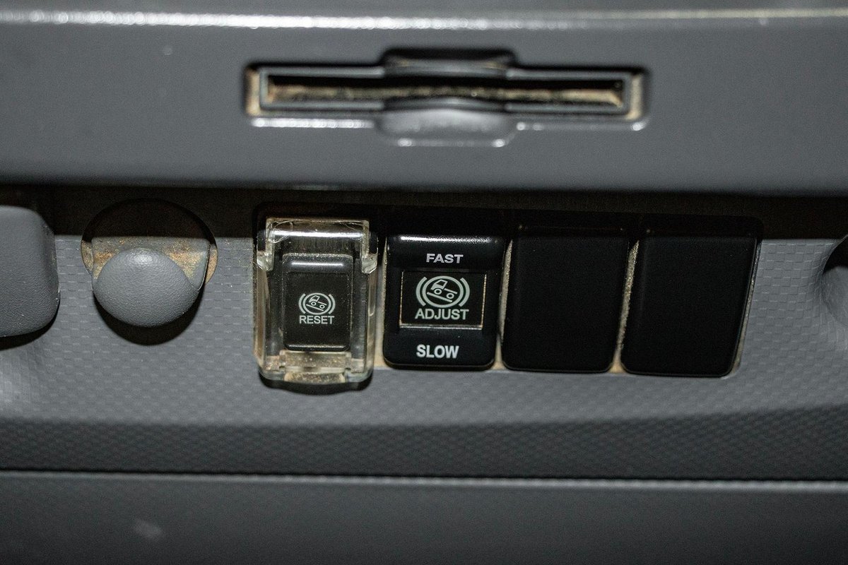 2013 Isuzu N Series NNR 200 image 12
