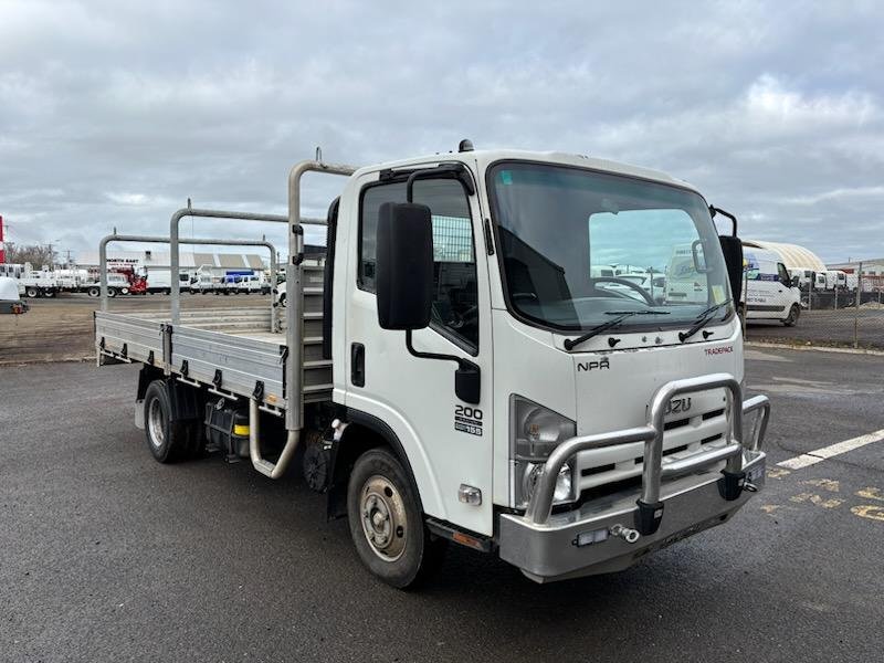 2011 Isuzu N Series NPR 200/275 image 6