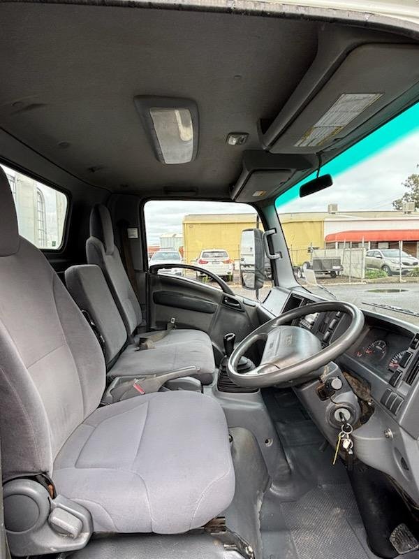 2011 Isuzu N Series NPR 200/275 image 13