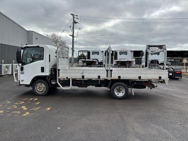2011 Isuzu N Series NPR 200/275 image 2