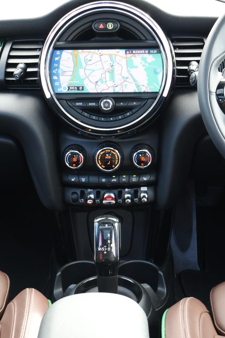 2019 MINI Hatch Cooper S 60 Years Edition F55 LCI image 18