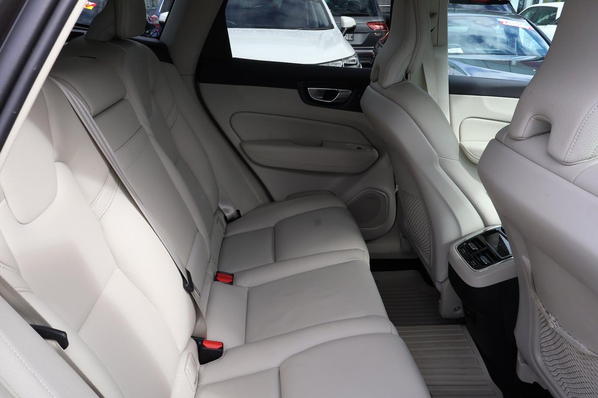 2021 Volvo XC60 T5 Momentum MY21 AWD image 25
