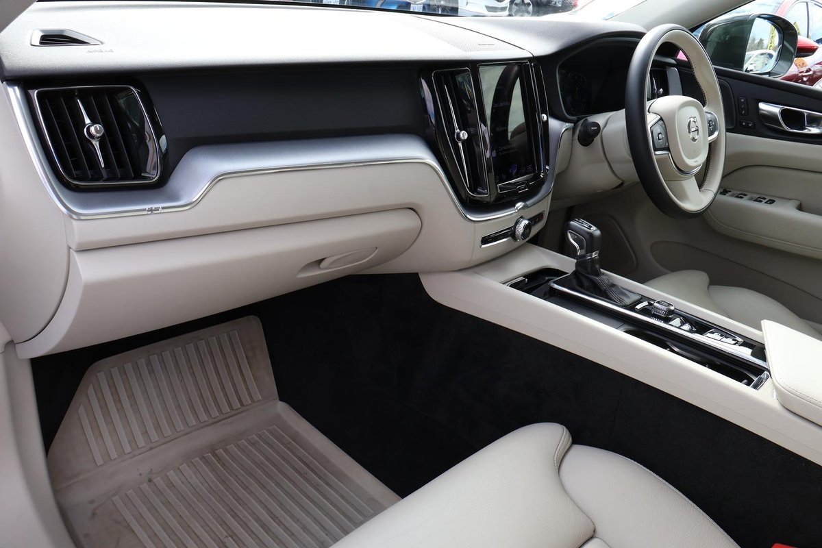 2021 Volvo XC60 T5 Momentum MY21 AWD image 27