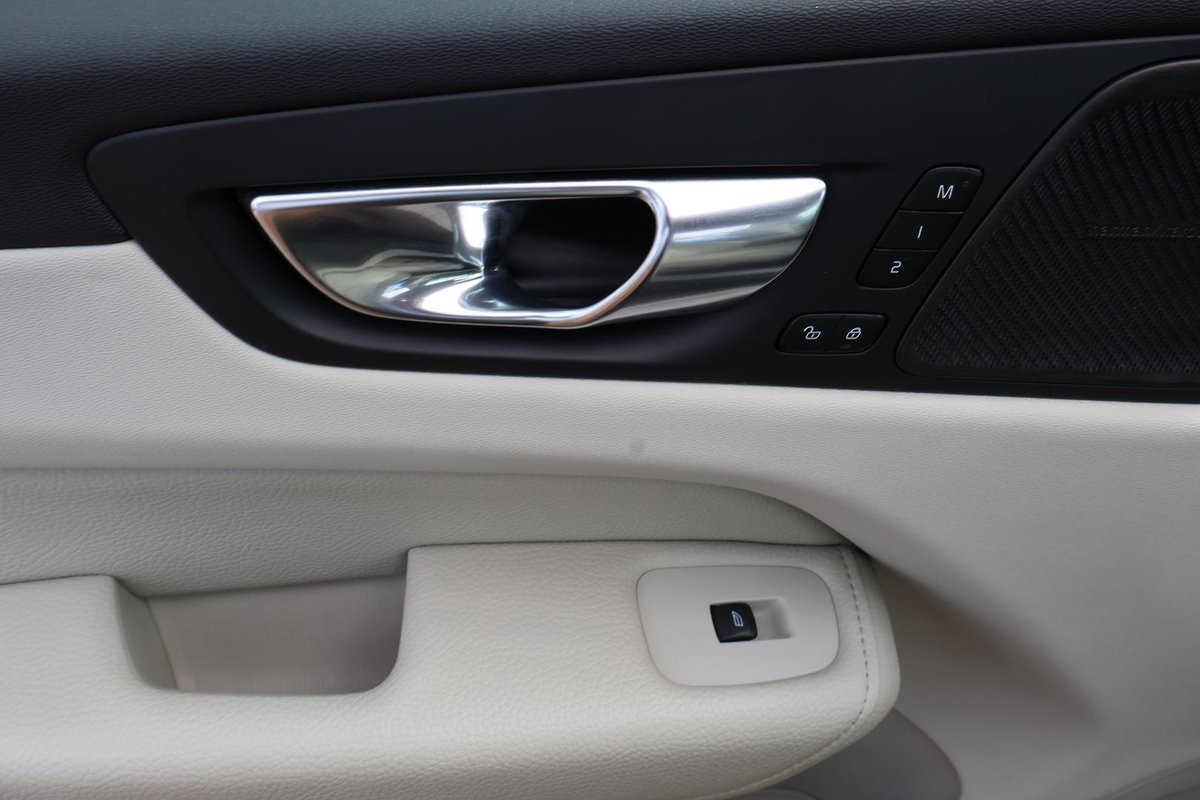 2021 Volvo XC60 T5 Momentum MY21 AWD image 28