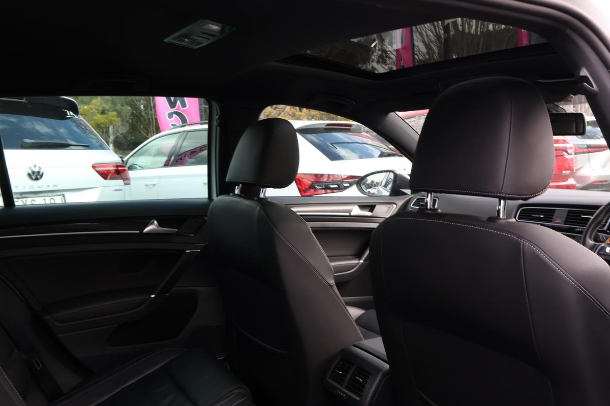 2022 Volkswagen Golf image 24