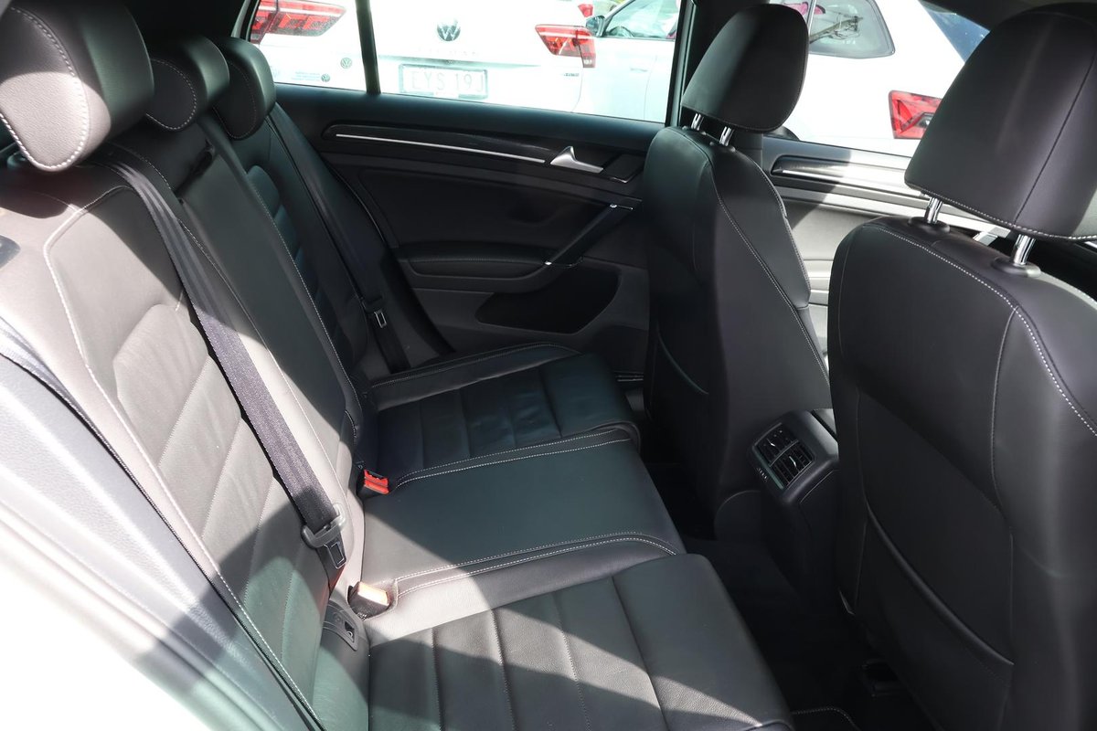 2022 Volkswagen Golf image 25