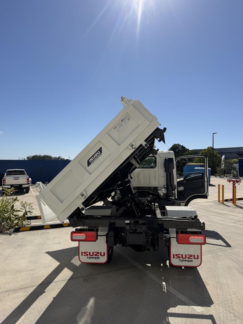 2026 Isuzu N Series NMR 65/45-150 DT D25 Tri-Tipper image 17