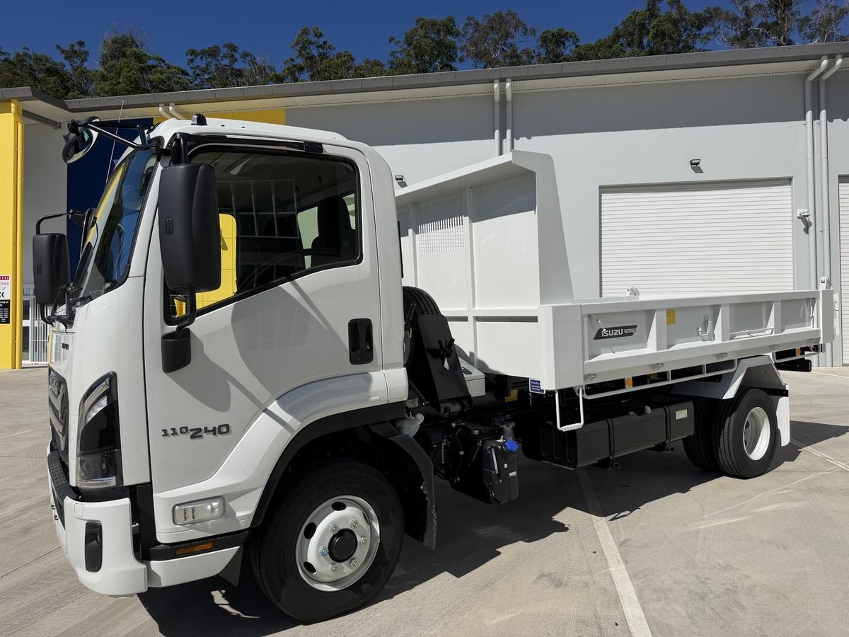 2026 Isuzu F Series FRR 110-240 MT D41 image 2