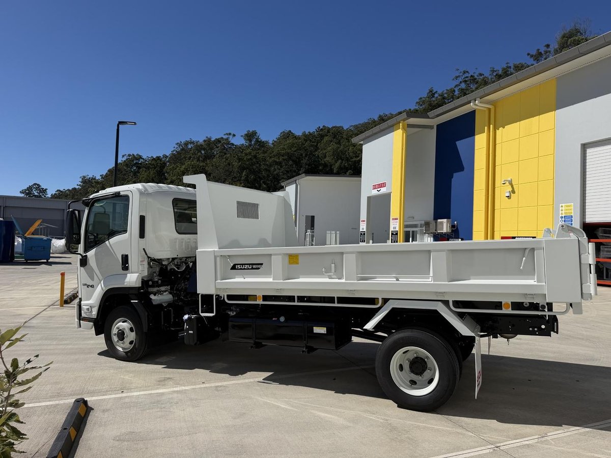 2026 Isuzu F Series FRR 110-240 MT D41 image 3