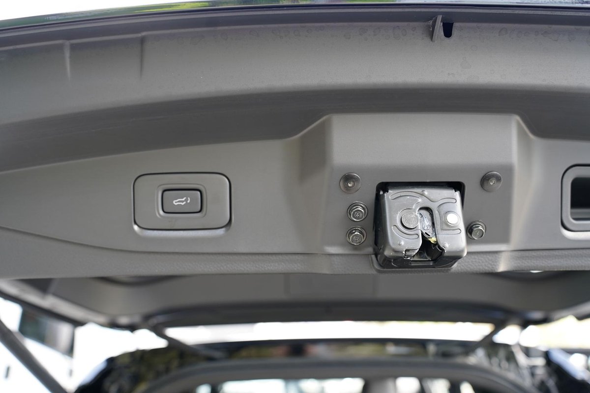2025 Isuzu MU-X X-TERRAIN MY25.5 4X4 Dual Range image 32