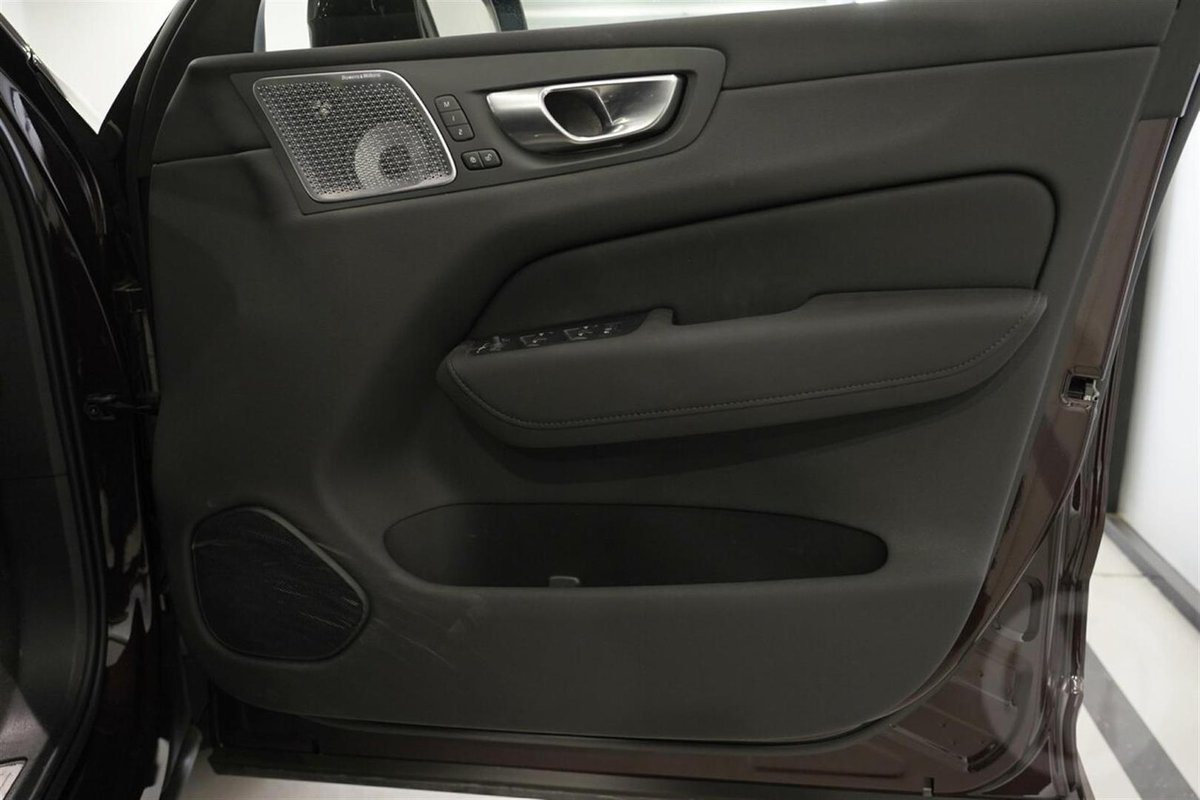 2025 Volvo XC60 Ultra B5 Dark MY26 AWD image 19