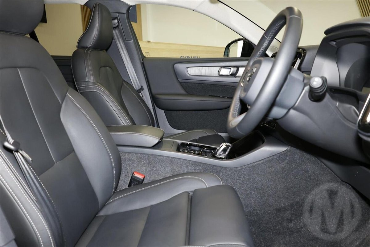 2025 Volvo XC40 Ultra B4 Dark MY26 AWD image 9