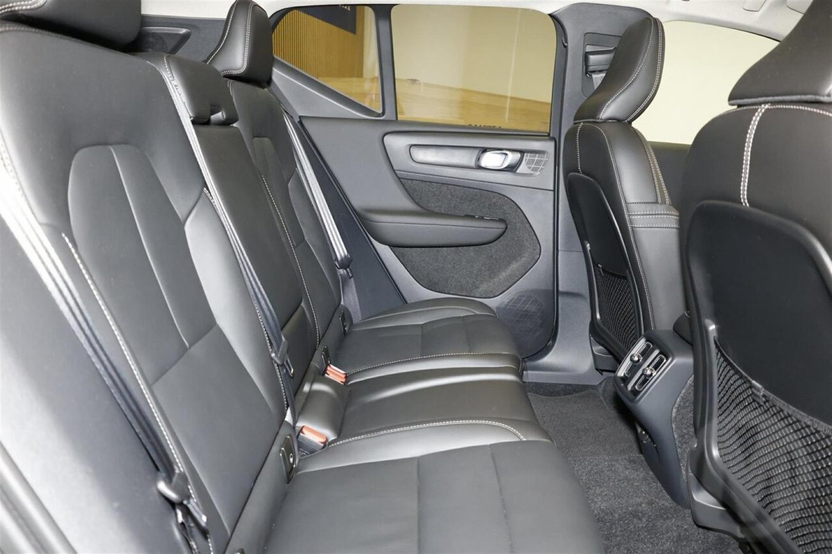 2025 Volvo XC40 Ultra B4 Dark MY26 AWD image 8